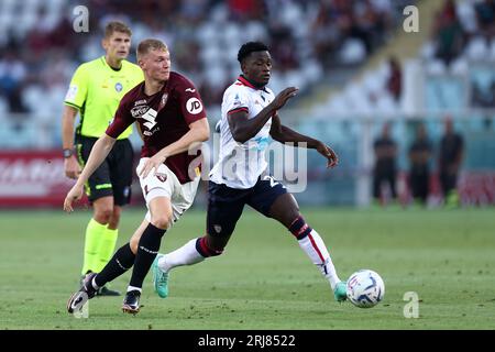 Torino, Italy. 21st Aug, 2023. Perr Schuurs of Torino Fc and Ibrahim Sulemana of Cagliari Calcio battle for the ball during the Serie A match beetween Torino Fc and Cagliari Calcio at Stadio Olimpico on August 21 2023 in Turin, Italy . Credit: Marco Canoniero/Alamy Live News Stock Photo