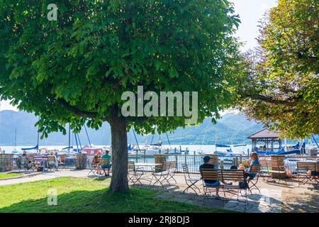 Unterach am Attersee: lake Attersee, harbor, sails boats, people at tables in Salzkammergut, Oberösterreich, Upper Austria, Austria Stock Photo