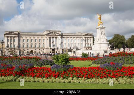 Red Geraniums Gardens in front of Buckingham Palace London