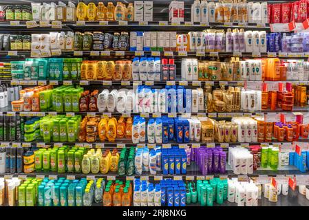 Testa e spalle Shampoo in formato da viaggio Foto stock - Alamy