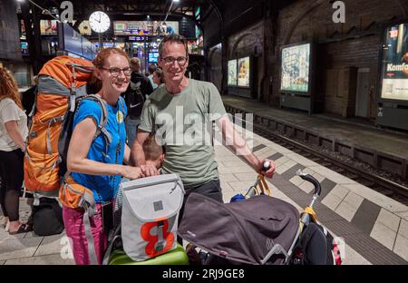 Hamburg, Germany. 18th Aug, 2023. A couple from Lucerne, Switzerland, stand with their two children on platform 14 in the main station, waiting for the night train to Zurich. Most people at Hamburg's main station have a destination they want to reach by train. Others are stranded there and need money to survive or for alcohol and drugs. Begging and fear of crime unsettle travelers. (to dpa-KORR: 'Hotspot Hamburg Central Station - 'It's been worse before'') Credit: Georg Wendt/dpa/Alamy Live News Stock Photo