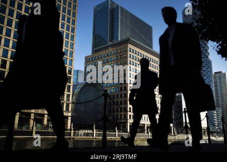 File photo dated 06/10/2021 of office workers and commuters walking through Canary Wharf in London during the morning rush hour. The bosses of Britain's biggest companies saw their pay surge by 16% last year as most workers saw their pay packets outstripped by inflation, according to new research. Issue date: Tuesday August 22, 2023. Stock Photo