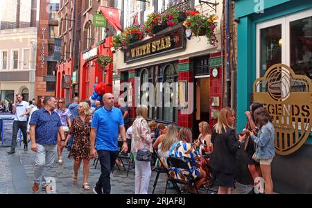 Crowds at the The White Star Pub, 2-4 Rainford Gardens, Cavern Quarter, Liverpool , Merseyside, England, UK, L2 6PT Stock Photo