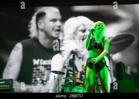 Bannau Brycheiniog, Wales. Sunday, 20 August, 2023. Amy Taylor of Amyl and the Sniffers performing on stage at the 2023 Green Man Festival. Photo: Ric Stock Photo