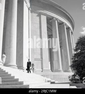 1960s, historicai, summertime and people on the steps of the Jefferson Memorial, Washington DC, USA. Built in honour of Thomas Jefferson, the third president, the neoclassical columned building was designed by John Russell Pope and completed in 1943. Stock Photo