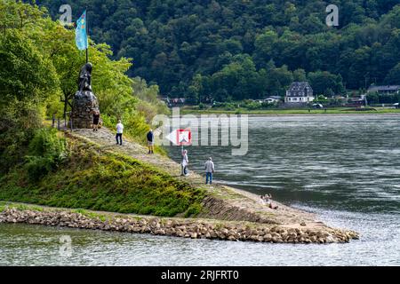 Upper Middle Rhine Valley, Loreley statue on top of the Hafendamm pier near St. Goarshausen,below the Loreley Rock, back left, Rhineland-Palatinate, G Stock Photo