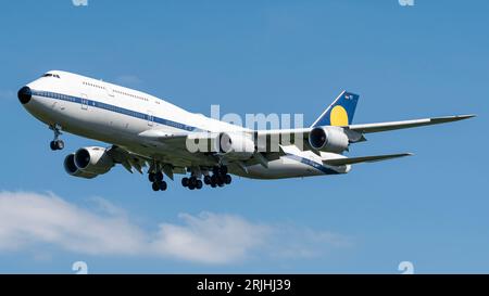 Jumbo jet coming in for a landing on a sunny day Stock Photo