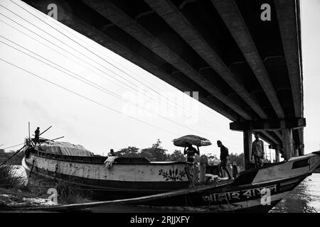 Wood husks are unloaded from the boat. This photo was taken on September 14, 2022, from Ruhitpur, Bangladesh Stock Photo