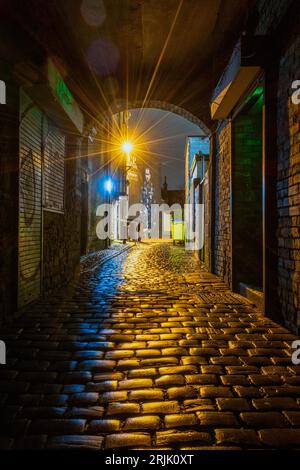 Dark Alleyway Path, Millstone Alleyway (Cobblestones) - Darwen, Lancashire, UK Stock Photo
