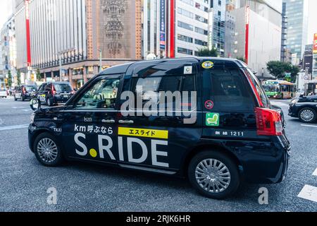 Tokyo, Japan - August 22 2023: Taxi across the famous Ginza Shopping  District intersection in Tokyo. Translation: If you call KM; Excellent;  Wireless Stock Photo - Alamy