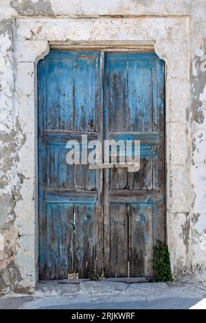 Old wooden door of an abandoned traditional house at the picturesque village of Pyrgos, in the famous island of Santorini, in Cyclades islands, Greece Stock Photo
