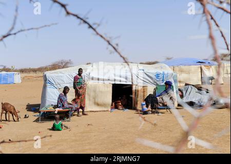 BURKINA FASO Dori, malian refugees, mostly Touaregs, in refugee camp Goudebo of UNHCR, they fled due to war and islamist terror in Northern Mali / BURKINA FASO Dori , malische Fluechtlinge, vorwiegend Tuaregs, im Fluechtlingslager Goudebo des UN Hilfswerks UNHCR, sie sind vor dem Krieg und islamistischem Terror aus ihrer Heimat in Nordmali geflohen Stock Photo