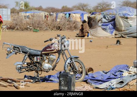 BURKINA FASO Dori, malian refugees, mostly Touaregs, in refugee camp Goudebo of UNHCR, they fled due to war and islamist terror in Northern Mali , chinese motorbike wreck / BURKINA FASO Dori , malische Fluechtlinge, vorwiegend Tuaregs, im Fluechtlingslager Goudebo des UN Hilfswerks UNHCR, sie sind vor dem Krieg und islamistischem Terror aus ihrer Heimat in Nordmali geflohen, chinesisches Haojin Motorrad Wrack Stock Photo