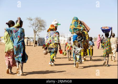 BURKINA FASO Dori, malian refugees, mostly Touaregs, in refugee camp Goudebo of UNHCR, they fled due to war and islamist terror in Northern Mali /BURKINA FASO Dori , malische Fluechtlinge, vorwiegend Tuaregs, im Fluechtlingslager Goudebo des UN Hilfswerks UNHCR, sie sind vor dem Krieg und islamistischem Terror aus ihrer Heimat in Nordmali geflohen Stock Photo