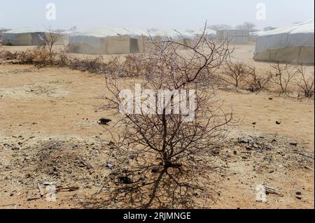 BURKINA FASO Dori, malian refugees, mostly Touaregs, in refugee camp Goudebo of UNHCR, they fled due to war and islamist terror in Northern Mali / BURKINA FASO Dori , malische Fluechtlinge, vorwiegend Tuaregs, im Fluechtlingslager Goudebo des UN Hilfswerks UNHCR, sie sind vor dem Krieg und islamistischem Terror aus ihrer Heimat in Nordmali geflohen Stock Photo