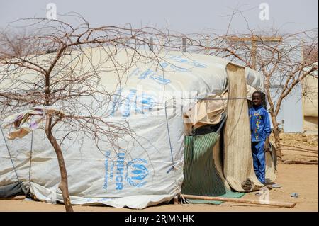 BURKINA FASO Dori, malian refugees, mostly Touaregs, in refugee camp Goudebo of UNHCR, they fled due to war and islamist terror in Northern Mali / BURKINA FASO Dori , malische Fluechtlinge, vorwiegend Tuaregs, im Fluechtlingslager Goudebo des UN Hilfswerks UNHCR, sie sind vor dem Krieg und islamistischem Terror aus ihrer Heimat in Nordmali geflohen Stock Photo