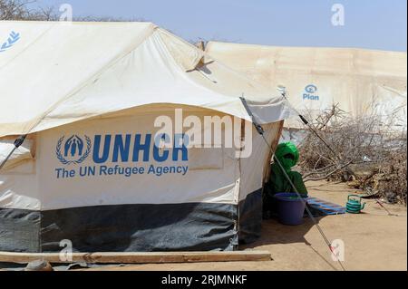 BURKINA FASO Dori, malian refugees, mostly Touaregs, in refugee camp Goudebo of UNHCR, they fled due to war and islamist terror in Northern Mali / BURKINA FASO Dori , malische Fluechtlinge, vorwiegend Tuaregs, im Fluechtlingslager Goudebo des UN Hilfswerks UNHCR, sie sind vor dem Krieg und islamistischem Terror aus ihrer Heimat in Nordmali geflohen Stock Photo