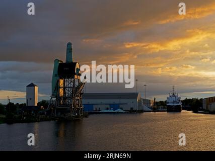 Port Of Goole Docks A Tom Pudding Hoist In Goole Docks Stock Photo Alamy port-of-goole-docks-a-tom-pudding-hoist-in-goole-docks-stock-photo-alamy