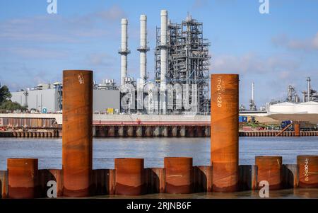 23 August 2023, Lower Saxony, Stade: Workers stand on the construction site of the LNG terminal on the Elbe River in Stade. The liquefied gases jetty is scheduled for completion in winter 2023/24. Photo: Focke Strangmann/dpa Stock Photo