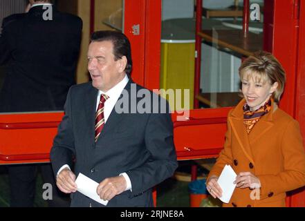 Bildnummer: 50918845  Datum: 18.09.2005  Copyright: imago/Xinhua Bundeskanzler Gerhard Schröder (GER/SPD) und seine Frau Doris Schröder-Köpf (GER) mit Wahlscheinen anlässlich der Bundestagswahlen in Hannover, Personen , optimistisch; 2005, Hannover, Politiker, Kanzler, Ehefrau, Ehefrauen, Mann, Männer, Ehemann, Ehemänner, Paar, Paare, Ehepaar, Ehepaare, Bundestagswahl, Bundestagswahlen, Wahllokal, Wahllokale, Wähler, Wahlen, wählt, wählend, Wahlgang, Wahlschein, Zettel, Wahlzettel, Stimme abgeben,; , quer, Kbdig, Gruppenbild, close, Bundespolitik, Politik, Deutschland, Randbild, People Stock Photo