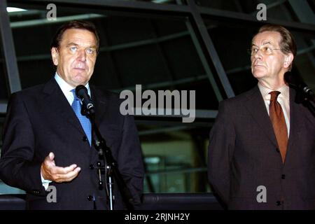 Bildnummer: 50938706  Datum: 05.10.2005  Copyright: imago/Xinhua Bundeskanzler Gerhard Schröder (li., GER/SPD) und Franz Müntefering  (GER/SPD-Bundesvorsitzender) im Berliner Reichstag  PUBLICATIONxNOTxINxCHN, Personen , ; 2005, Berlin, Pressetermin , Pressekonferenz, Politiker, Kanzler; , quer, Kbdig, Gruppenbild, close, Bundespolitik, Politik, Deutschland, Randbild, People Stock Photo