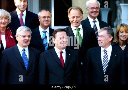 Bildnummer: 50955419  Datum: 18.10.2005  Copyright: imago/Xinhua Bundeskanzler Gerhard Schröder (Mitte vorn, GER/SPD), Bundesaußenminister Joschka Fischer (vorn li., Bündnis 90/Die Grünen), Bundespräsident Horst Köhler (vorn re., GER/CDU) und (hintere Reihe v.l.n.r.:) Renate Schmidt (GER/SPD/Bundesfamilienministerin), Wolfgang Clement (oben, GER/SPD/Bundesminister für Wirtschaft und Arbeit), Bundesfinanzminister Hans Eichel (GER/SPD), Bundesumweltminister Jürgen Trittin (GER/Bündnis 90/Die Grünen), Manfred Stolpe (GER/SPD/Bundesminister für Verkehr, Bau- und Wohnungswesen) und Edelgard Bulmahn Stock Photo