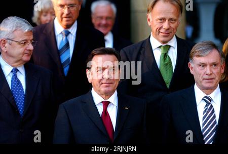 Bildnummer: 50955366  Datum: 18.10.2005  Copyright: imago/Xinhua Bundeskanzler Gerhard Schröder (Mitte vorn, GER/SPD), Bundesaußenminister Joschka Fischer (li., GER/Bündnis 90/Die Grünen), Bundesumweltminister Jürgen Trittin (oben re., GER/Bündnis 90/Die Grünen) und Bundespräsident Horst Köhler (GER/CDU) während eines Fototermins in Berlin - PUBLICATIONxNOTxINxCHN, Personen; 2005, Berlin, Politiker, Parteien, Kanzler, Bundespräsidenten, Präsident, Präsidenten, Grüne, Bündnis90, Umweltminister, Bundesminister, Minister, Außenminister, Pressetermin; , quer, Kbdig, Gruppenbild, close, Bundespolit Stock Photo