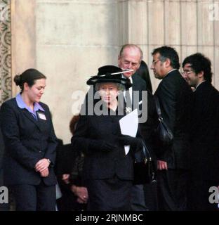 Königin Elisabeth II. (GBR) und Prinz Philip (GBR/Herzog von Edinburgh) anlässlich der Trauerfeier in der St. Pauls Cathedral in London zum Gedenken an die Opfer des Terroranschlags vom Juli 2005 - PUBLICATIONxNOTxINxCHN Stock Photo