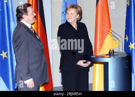 Bundeskanzlerin Angela Merkel re., GER/CDU und ehemaliger Bundeskanzler Gerhard Schröder GER/SPD lächeln sich zufrieden an anlässlich der Kanzleramtsübergabe in Berlin - PUBLICATIONxNOTxINxCHN Stock Photo