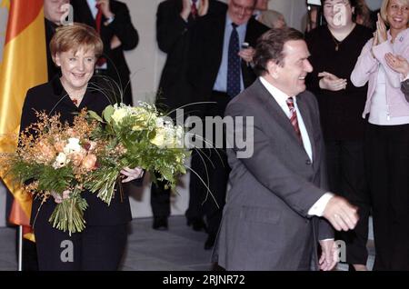 Bildnummer: 50997257  Datum: 22.11.2005  Copyright: imago/Xinhua Bundeskanzlerin Angela Merkel (li., GER/CDU) gut gelaunt mit Blumenstrauß und ehemaliger Bundeskanzler Gerhard Schröder (GER/SPD) gut gelaunt beim Abgang anlässlich der Kanzleramtsübergabe in Berlin - PUBLICATIONxNOTxINxCHN, Personen , optimistisch , Freude; 2005, Berlin, Politiker, Politikerin, Übergabe des Kanzleramts, Kanzleramt, Amtsübergabe, Altbundeskanzler, Alt-Bundeskanzler, a.D., Blumensträuße, Strauß, Sträuße, lächeln, Applaus, Beifall; , quer, Kbdig, Gruppenbild, close, Bundespolitik, Politik, Deutschland, Aktion, Peop Stock Photo