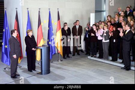 Bundeskanzlerin Angela Merkel 2.v.li., GER/CDU und ehemaliger Bundeskanzler Gerhard Schröder li., GER/SPD nehmen den Applaus entgegen anlässlich der Kanzleramtsübergabe in Berlin - PUBLICATIONxNOTxINxCHN Stock Photo