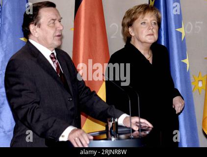 Bildnummer: 50997253  Datum: 22.11.2005  Copyright: imago/Xinhua Ehemaliger Bundeskanzler Gerhard Schröder (li., GER/SPD) und Bundeskanzlerin Angela Merkel (GER/CDU) anlässlich der Kanzleramtsübergabe in Berlin - PUBLICATIONxNOTxINxCHN, Personen; 2005, Berlin, Politiker, Politikerin, Übergabe des Kanzleramts, Kanzleramt, Amtsübergabe, Altbundeskanzler, Alt-Bundeskanzler, a.D.; , quer, Kbdig, Gruppenbild, close, Bundespolitik, Politik, Deutschland, Aktion, People / Kanzler, Kanzlerin Stock Photo