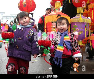 Bildnummer: 51094536  Datum: 03.02.2006  Copyright: imago/Xinhua Zwei kleine Mädchen tragen stolz ihre Laternen auf dem Laternenmarkt in Nanjing anlässlich des chinesischen Frühlingsfestes in der Provinz Jiangsu -  PUBLICATIONxNOTxINxCHN, Personen , optimistisch; 2006, Nanjing, Jiangsu, Markt, Märkte, Laternenmärkte, Laterne, Laternen, Lampion, Kind, Kinder, Chinese, Chinesen, Frühjahrsfest, Frühjahrsfeste, Frühlingsfest, Frühlingsfeste, Fest, Fest, chinesisch, chinesische, chinesisches, traditionelle Feste, traditionell, traditionelle, Tradition,; , quer, Kbdig, Gruppenbild, China,  , o0 Neuj Stock Photo