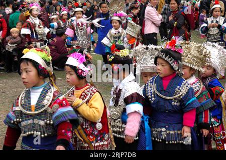 Bildnummer: 51115678  Datum: 16.02.2006  Copyright: imago/Xinhua Chinesische Kinder in Miao-Trachten führen einen Tanz auf  anlässlich des traditionellen Lusheng Festivals in Kaili in der Provinz Guizhou - PUBLICATIONxNOTxINxCHN, Personen; 2006, Kaili, Zhouxi, Guizhou, , Kind, Kinder, Einheimische, , Einheimischer, Chinese, Chinesen, Chinesin, chinesische, chinesisches, Tracht, Trachten, Miao, Volksgruppe, Volksgruppen, traditionell, traditionelle, traditionelles, Fest, Feste , Land, Leute, Tradition, Folklore, Folkloretanz, Tanz, Tänze, tanzt, tanzen, ; , quer, Kbdig, Gruppenbild, China,  / F Stock Photo