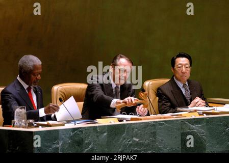 Bildnummer: 51139984  Datum: 07.03.2006  Copyright: imago/Xinhua Kofi Annan (li., GHA/Generalsekretär der Vereinten Nationen) und Jan Eliasson (Mitte, SWE/Präsident 60. Sitzungsperiode der UN-Vollversammlung) vor der Generalversammlung der Vereinten Nationen in New York PUBLICATIONxNOTxINxCHN, Personen; 2006, New York, Politiker, UNO, UN, Vereinte Nationen; , quer, Kbdig, Gruppenbild, Internationale Politik, Politik, Vereinigte Staaten von Amerika, Aktion, People Stock Photo