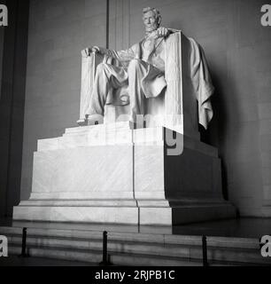 1960s, historical, statue of Arabham Lincoln inside the Lincoln Memorial on the National Mail, Washington DC, USA. Designed by Daniel Chester French, the large marble statue of the 16th president was completed in 1920, with a formal unveiling in 1922. Stock Photo