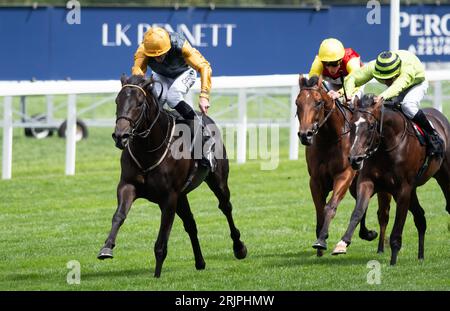 Indian Run and jockey Daniel Tudhope win the opener on King George VI and Queen Elizabeth QIPCO Stakes Day, for trainer Eve Johnson Houghton, Ascot. Stock Photo