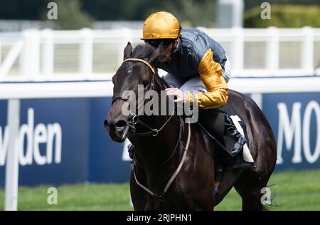 Indian Run and jockey Daniel Tudhope win the opener on King George VI and Queen Elizabeth QIPCO Stakes Day, for trainer Eve Johnson Houghton, Ascot. Stock Photo