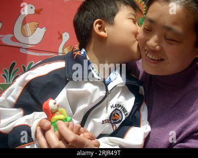 Bildnummer: 51290396  Datum: 11.05.2006  Copyright: imago/Xinhua Mutter eines Kindergartenkindes freut sich über die gebastelte Figur ihres Sohnes in Zaozhuang in Shandong - PUBLICATIONxNOTxINxCHN, Personen , Freude , Harmonie , Liebe , optimistisch; 2006, Zaozhuang, Shandong, Chinese, Chinesen, Chinesin, Kind, Kinder, Junge, Jungen, Mädchen, Kindergartenkind, Kindergarten, Mütter, Sohn, Söhne, Kindergartenkind, küsst, küssen, Kuss, Küssen, Geschenk, Geschenke,; , quer, Kbdig, Gruppenbild, close, China,  , Stock Photo