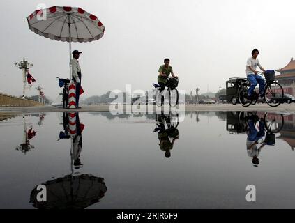 Bildnummer: 51311475  Datum: 29.06.2006  Copyright: imago/Xinhua Polizist und Radfahrer spiegeln sich in einer Pfütze auf dem Tiananmen-Platz in Peking - PUBLICATIONxNOTxINxCHN, Personen , Reflexionseffekt; 2006, Beijing, Wetter, Witterungsverhältnisse, Pfützen, Chinese, Chinesen,; , quer, Kbdig, Gruppenbild, China,  , o0 Tian an men, Anmen    Bildnummer 51311475 Date 29 06 2006 Copyright Imago XINHUA Policeman and Cyclists Mirrors to in a Puddle on the Tiananmen square in Beijing PUBLICATIONxNOTxINxCHN People Reflection 2006 Beijing Weather Weather conditions Puddles Chinese Chinese horizonta Stock Photo