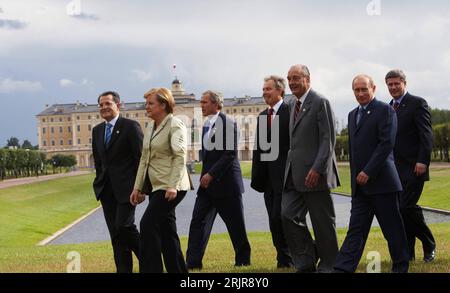 Bildnummer: 51337754  Datum: 16.07.2006  Copyright: imago/Xinhua V.l.n.r.: Premierminister Romano Prodi (ITA), Bundeskanzlerin Angela Merkel (GER), Präsident George W. Bush (USA), Premierminister Tony Blair (GBR), Staatspräsident Jacques Chirac (FRA), Präsident Wladimir Putin (RUS) und Premierminister Stephen Harper (CAN) anlässlich des G8-Gipfeltreffens in St. Petersburg - PUBLICATIONxNOTxINxCHN, Personen; 2006, St. Petersburg, Sankt, Strelna, Gipfeltreffen, G 8, Vladimir, Politiker, Politikerin, Pressetermin; , quer, Kbdig, Gruppenbild, Internationale Politik, Politik, Russland, Randbild, Pe Stock Photo