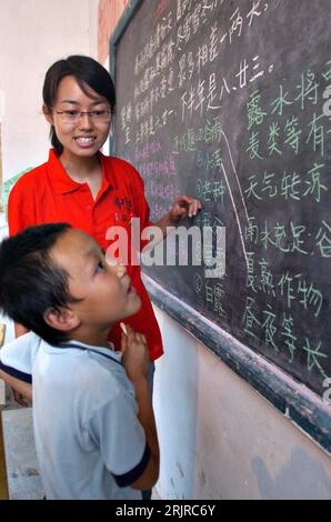 Bildnummer: 51370432  Datum: 31.07.2006  Copyright: imago/Xinhua Schüler liest mit Hilfe einer Studentin von der Tafel ab - Taiyuan PUBLICATIONxNOTxINxCHN, Personen; 2006, Wenzhuang, Taiyuan, Einheimische, Einheimischer, Chinese, Chinesen, Chinesin, Student, Frau, Frauen, jung, junge, Kind, Kinder, Junge, Jungen, kleine, kleiner, lesen, lesend, , Schriftzug, Schriftzeichen, chinesisch, chinesische; , hoch, Kbdig, Gruppenbild, China,  , Schule, Bildung, / Lernen, Unterricht, Übung Stock Photo