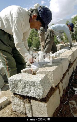 Bildnummer: 51370410  Datum: 19.07.2006  Copyright: imago/Xinhua Arbeiter mauern eine Wand am Rohbau eines Hauses in Lhasa - Tibet PUBLICATIONxNOTxINxCHN, Personen; 2006, Lhasa, Haus, Häuser, Wohnhaus, Wohnhäuser, Hausbau, Häuserbau, Neubau, Neubauten, , , , , , Bau, Bauen, Baustelle, Baustellen, Rohbauten, Arbeiter, Bauarbeiter, Einheimische, Einheimischer, , , tibetanisch, tibetanische, tibetanischer; , hoch, Kbdig, Gruppenbild, Baugewerbe, Wirtschaft, China, Arbeitswelten, Gesellschaft, Stock Photo