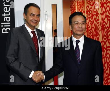 Bildnummer: 51424486  Datum: 11.09.2006  Copyright: imago/Xinhua Wen Jiabao (re., CHN/Premierminister) und Jose Luis Rodriguez Zapatero (ESP/Ministerpräsident) treffen sich am Rande des Asien-Europa-Gipfel (ASEM) in Helsinki - PUBLICATIONxNOTxINxCHN, Personen, optimistisch; 2006, Helsinki, Politik, Politiker, Handschlag,; , quer, Kbdig, Gruppenbild, close, Internationale Politik, Politik, Finnland, Randbild, People / Pressetermin, Gipfeltreffen, Asia Europe Meeting, Konferenzen    Bildnummer 51424486 Date 11 09 2006 Copyright Imago XINHUA Wen Jiabao right CHN Prime Minister and Jose Luis Rodri Stock Photo