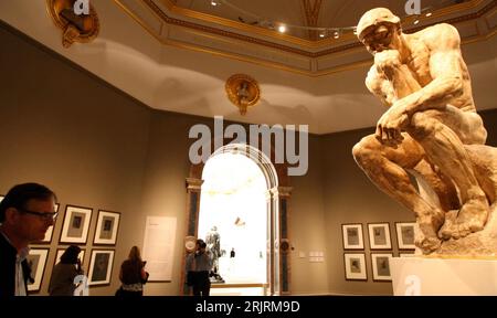 Bildnummer: 51452130  Datum: 19.09.2006  Copyright: imago/Xinhua Skulptur eines Denkenden von Auguste Rodin in der Royal Acadamy of Arts in London - PUBLICATIONxNOTxINxCHN, Objekte , Personen; 2006, London, Museum, Museen, Skulptur, Skulpturen, Figur, Figuren, Statue, Statuen, Bronzeskulptur, Bronzestatue, Bronzefigur, Exponat, Exponate, Ausstellungsstück, Ausstellungsstücke; , quer, Kbdig, Einzelbild, Bildhauerei, Kunst, England,  , / Der Denker Stock Photo