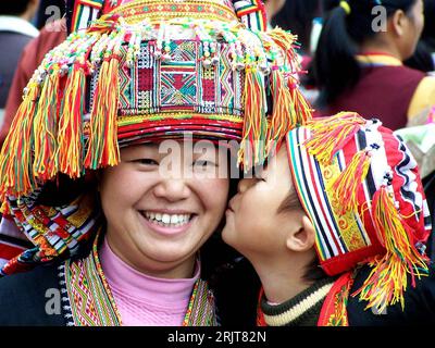 Bildnummer: 51598190  Datum: 20.11.2006  Copyright: imago/Xinhua Mutter und Sohn der Yao-Volksgruppe mit traditioneller Kopfbedeckung auf dem Yaoshan Kulturfestival in Hezhou - PUBLICATIONxNOTxINxCHN, Personen , optimistisch , Freude; 2006, Hezhou, Guangxi Zhuang, Festivals, Volksgruppe, Tracht, Trachten, Kopfbedeckung, Hut, Hüte, traditionell, traditionelle , Land, Leute, Chinese, Chinesen, Chinesin, Kind, Kinder, Frau, lachen; , quer, Kbdig, Gruppenbild, close, China,  , Stock Photo