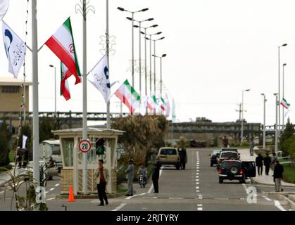 Mit Fahnen geschmückte Zufahrtsstraße zur Uran-Anreicherungsanlage in Natanz anlässlich des iranischen Tags der Nukleartechnik - Iran - PUBLICATIONxNOTxINxCHN Stock Photo