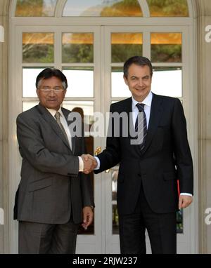 Premierminister Jose Luis Rodriguez Zapatero re., ESP empfängt Präsident Pervez Musharraf PAK in Madrid - PUBLICATIONxNOTxINxCHN Stock Photo