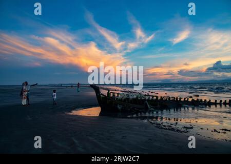 Sunrise on the Bay of Bengal at the Saint Martin's Island, locally known as Narkel Jinjira, is the only coral island and one of the most famous touris Stock Photo