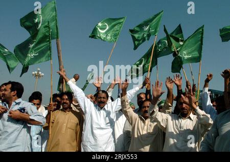 Bildnummer: 52148612  Datum: 06.10.2007  Copyright: imago/Xinhua Anhänger von Präsident Pervez Musharraf (PAK) während einer Demonstration in Islamabad - PUBLICATIONxNOTxINxCHN, Personen; 2007, Islamabad, Einheimischer, Demonstranten,  Demonstrationen , Nationalfahne, Flagge,; , quer, Kbdig, Gruppenbild, Pakistan,  , Gesellschaft Stock Photo